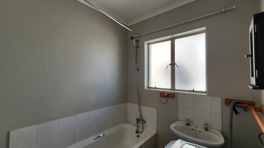 To Let 2 Bedroom Property for Rent in Kannoniers Park North West